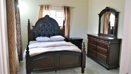 En eller flere senge i et værelse på Lux Sea View Camelot Village Discovery Bay