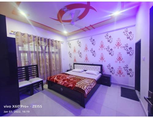 - une chambre avec un lit et un plafond violet dans l'établissement The S R Palace and Marriage Lawn,Ayodhya, 