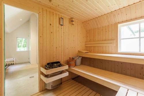 una sauna con banco y ventana en Coccinelle, en Biggekerke
