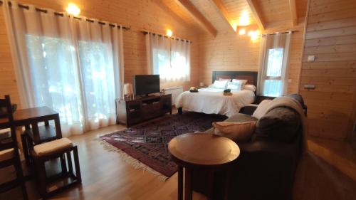 a bedroom with a bed and a couch in a room at Casa MARAVILLA 8 pax. Deporte y relax exclusivo! in La Molina