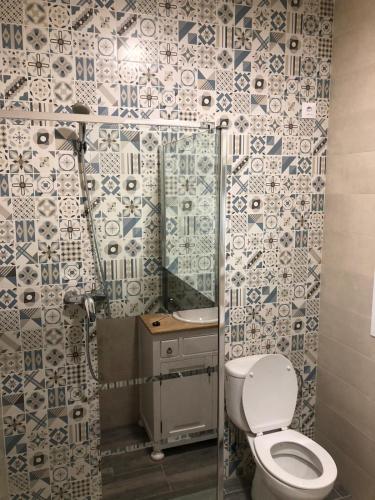 a bathroom with a toilet and a sink at PaperoDor in Prado del Rey