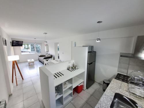 Il comprend une cuisine et un salon avec un réfrigérateur. dans l'établissement Bariloche Modern Apartment Belgrano, à San Carlos de Bariloche