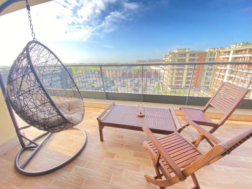 uma varanda com 2 cadeiras e uma mesa em Casa Relax con Terrazza Panoramica em Fiumicino