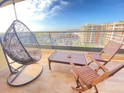 balcone con 2 sedie e un tavolo di Casa Relax con Terrazza Panoramica a Fiumicino