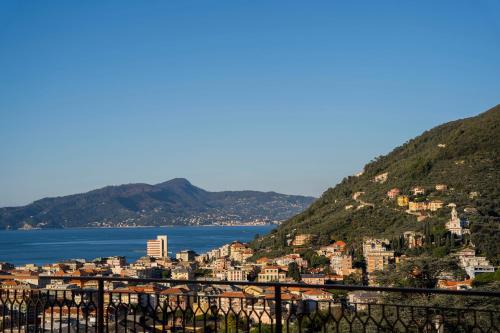 - une vue sur la ville et l'océan depuis une colline dans l'établissement 093 - Casa Panorama, Vista Mare e Vista Portofino, 500 metri centro di Chiavari, POSTO AUTO GRATIS INCLUSO, à Chiavari