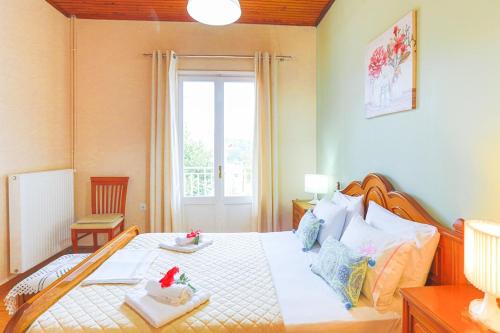 um quarto com uma cama grande e uma janela em Agathi House em Gaios