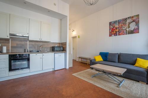 Photo de la galerie de l'établissement Beau T2 refait à neuf, Joliette? proche métro, panier, vieux port, à Marseille