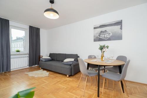 Posezení v ubytování Józefińska Apartment with Balcony Cracow by Renters