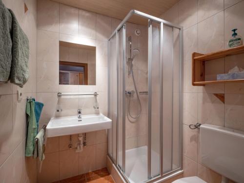 een badkamer met een douche en een wastafel bij Landhaus Elfi in Söll