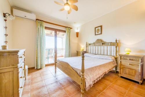 A bed or beds in a room at Finca Es Reguerons Petit