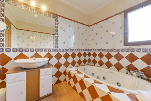 A bathroom at Finca Es Reguerons Petit