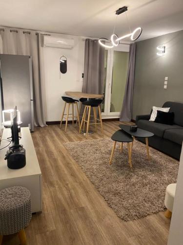 - un salon avec un canapé et une table dans l'établissement Le Margoze - T2 Boucan Canot, à Saint-Gilles les Bains