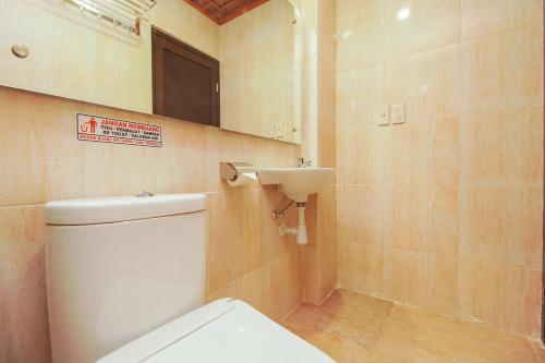Urbanview Hotel Cantee Halim Perdanakusuma by RedDoorzにあるバスルーム