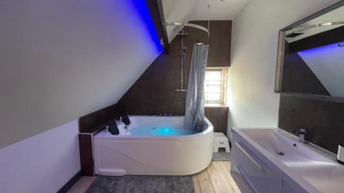 een grote badkamer met een bad en een douche bij Chapel Row 2 in Wirksworth