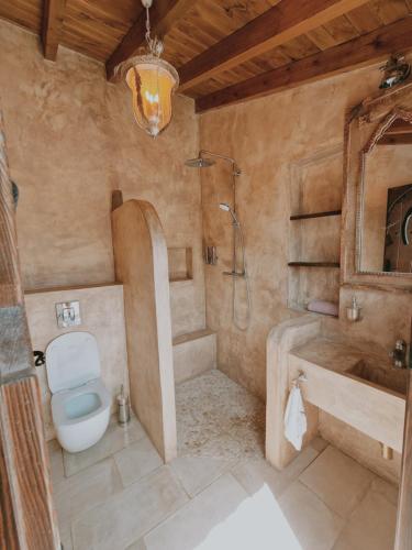 a bathroom with a toilet and a tub and a sink at El Violin Experiencia Adults only in Melegis