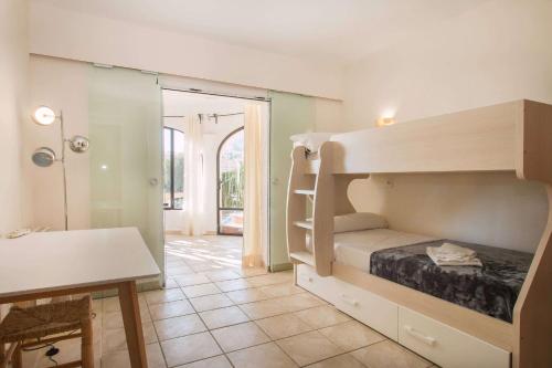 sypialnia z łóżkiem piętrowym i łazienką w obiekcie Villa Tran - Plusholidays w mieście Calpe