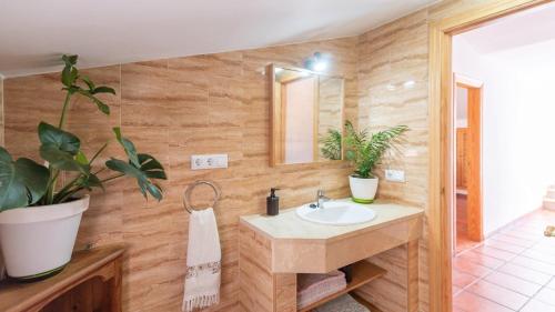 Almáchar的住宿－Casa Caribe Almáchar by Ruralidays，一间带水槽和镜子的浴室