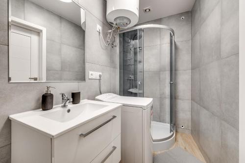 bagno con lavandino, doccia e servizi igienici di Central Platinum Apartments 19 a Rybnik