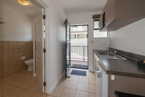 una pequeña cocina con lavabo y aseo en Harbour View Motel, en Picton