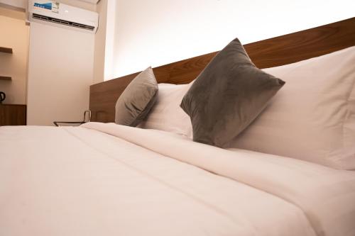 Postel nebo postele na pokoji v ubytování Kara Hotel فندق كارا