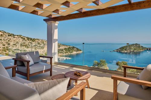 sala de estar con vistas al océano en Blue Sea House, en Agios Nikolaos