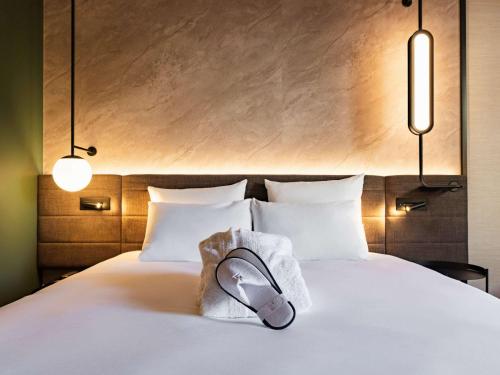 Ein Bett oder Betten in einem Zimmer der Unterkunft Novotel Paris Suresnes Longchamp