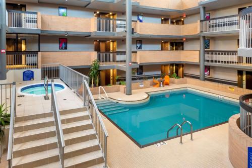 - une vue sur la piscine dans un hôtel avec des escaliers dans l'établissement Best Western Plus Village Park Inn, à Calgary