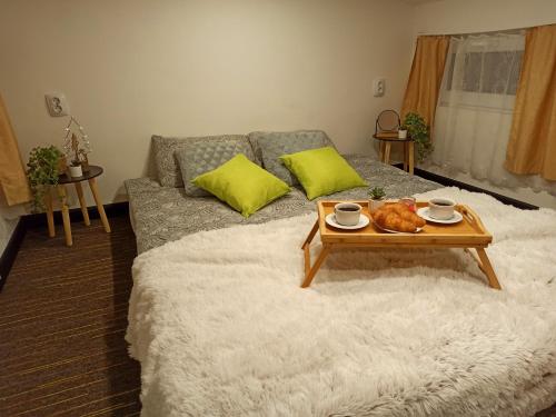 ein Wohnzimmer mit einem Sofa und einem Tisch darauf in der Unterkunft Tiny House in Narva-Jõesuu