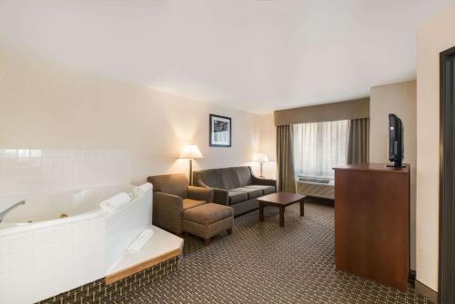 um quarto de hotel com uma banheira e uma sala de estar em Quality Inn & Suites Steamboat Springs em Steamboat Springs