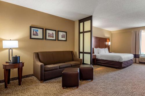 Habitación de hotel con cama y sofá en Comfort Suites Lake Norman - Huntersville en Huntersville