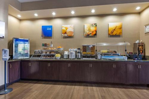 un restaurant avec un comptoir avec de la nourriture dessus dans l'établissement Comfort Suites Huntersville near Lake Norman, à Huntersville