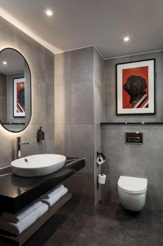 Bilik mandi di Radisson RED Hotel, Liverpool