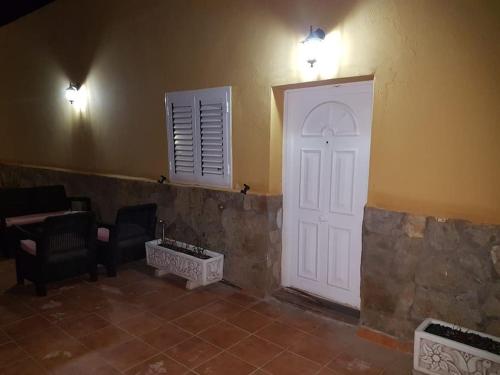 a room with a white door and a table and chairs at Apartamento rural zona céntrica isla in Puerto del Rosario