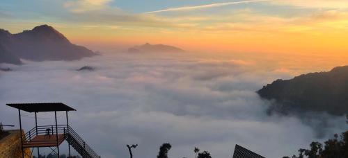 丹瑙提的住宿－Into The Wild Stays，享有雾山和云的景色