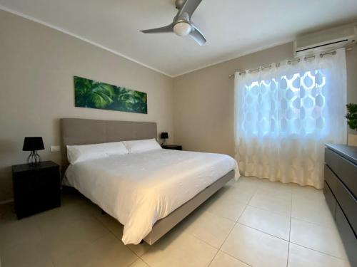 een slaapkamer met een wit bed en een raam bij Juangy’s Apartments in Las Adelfas Golf del Sur in San Miguel de Abona