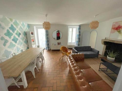 - un salon avec une table en bois et un canapé dans l'établissement La maison d'Eglantine, 6 min du Puy du Fou, 4 chambres 10 couchages à St Malo-du-Bois,, à Saint-Malo-du-Bois