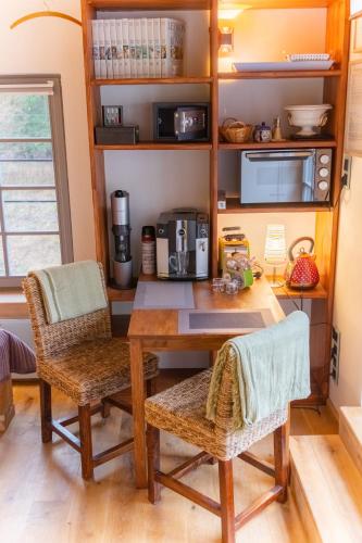 a kitchen with a table and chairs in a room at Holzwerk Oybin in Kurort Oybin