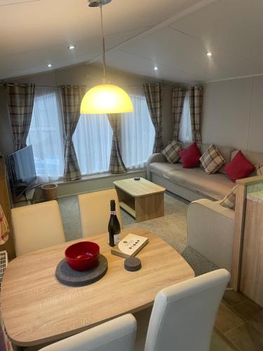 Ruang duduk di The Beeches Holiday Home- based at Aberdunant Hall Holiday Park