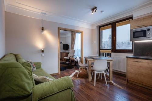 TV a/nebo společenská místnost v ubytování TATRYSTAY Apartment Javor Tatranská Lomnica