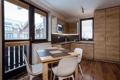 Kuchyň nebo kuchyňský kout v ubytování TATRYSTAY Apartment Javor Tatranská Lomnica
