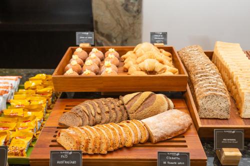 a display of different types of bread and pastries at Slaviero Blumenau in Blumenau
