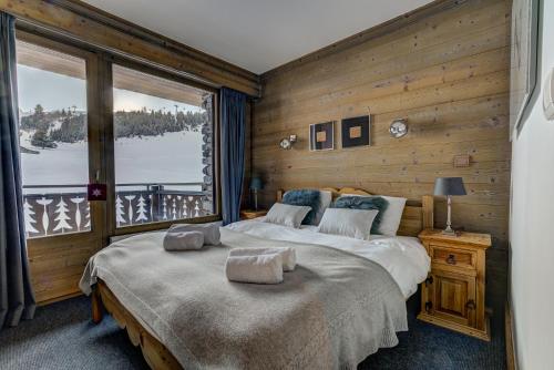 Ένα ή περισσότερα κρεβάτια σε δωμάτιο στο Luxurious Ski-in Ski-out Duplex on Ski Slope