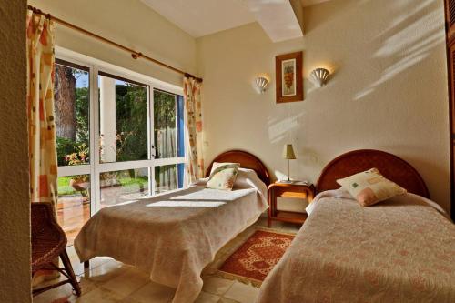 เตียงในห้องที่ Villa Quadradinhos 3Q 4-bedroom villa with Private Pool AC Short Walk to Praca