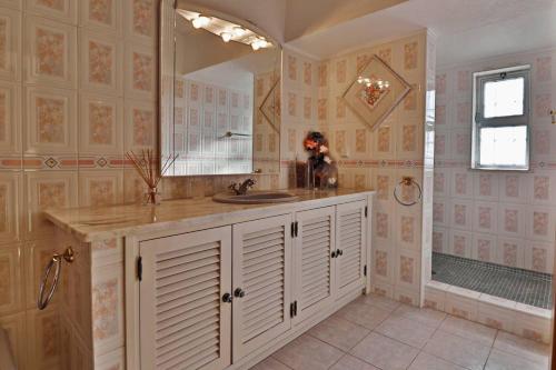 y baño con lavabo y ducha. en Villa Quadradinhos 3Q 4-bedroom villa with Private Pool AC Short Walk to Praca en Vale do Lobo