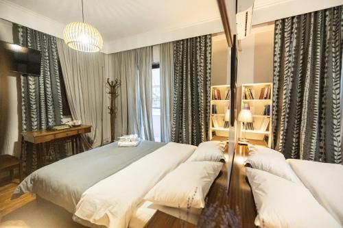 ein Schlafzimmer mit einem Bett und zwei Kissen in der Unterkunft Delmare Posidonio Apartment in Thessaloniki