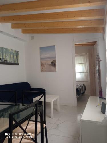 a living room with white walls and a wooden ceiling at Apartamento céntrico en Villaviciosa de Odon in Villaviciosa de Odón