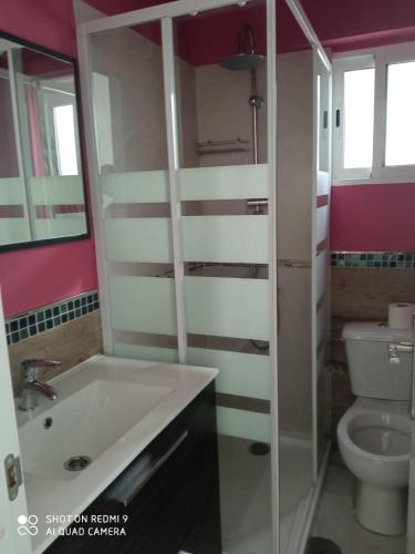 a bathroom with a sink and a toilet at Apartamento céntrico en Villaviciosa de Odon in Villaviciosa de Odón