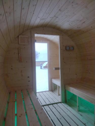 uma vista interior de uma sauna com um banco em Domki Brzozówka w Bieszczadach em Ustrzyki Dolne