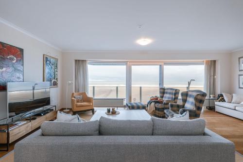 3 bedroom apartment with parking and sea view