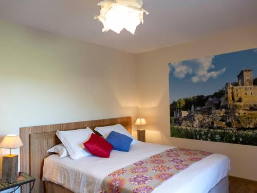 - une chambre avec un lit orné d'une peinture murale dans l'établissement Gîte La Roque-Gageac, 5 pièces, 8 personnes - FR-1-616-1, à La Roque-Gageac